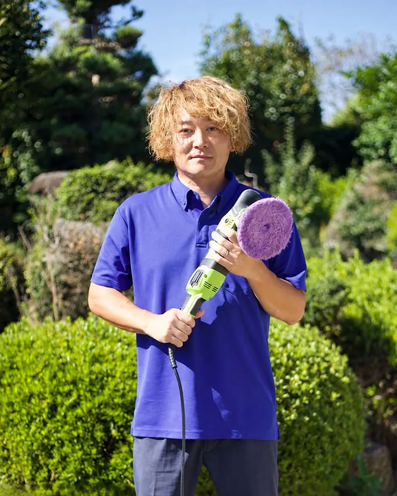 ポリッシャーを持って立つ、かず。